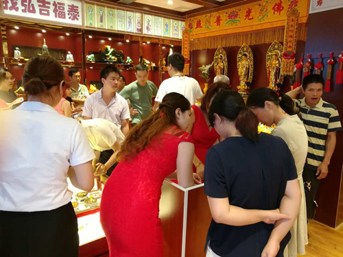 风水吉祥物、佛道用品店为何会引发很多人的关注?